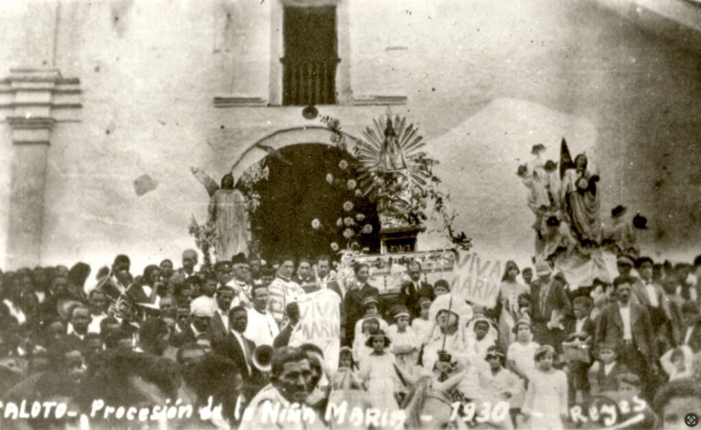 Procesión de la Niña María 1930 Ambiente multitudinario en el atrio (primer plano), a la salida de la procesión, en el plano de fondo fachada y puerta principal de la iglesia San Esteban de Caloto, Santuario de la Niña María.