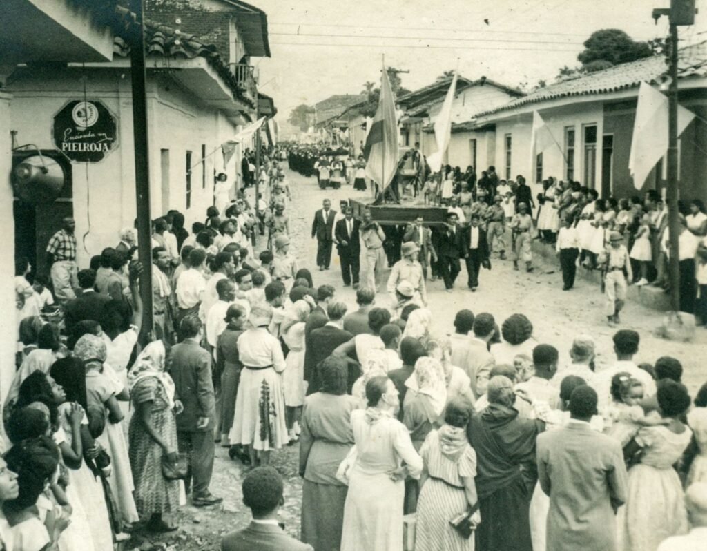 2-30 p.m. Ocho de Septiembre Procesión por las calles de Caloto Coronada canónicamente en el año de 1954 ante el obispo y siete arzobispos La Niña María, es venerada desde hace varios siglos como imagen de culto vivo y se le atribuyen innumerables milagros. Su fiesta se celebra sin interrupción desde 1721, el 8 de septiembre. Hace parte de la vivencia y cotidianidad como reflejo de su idiosincrasia, su tradición cultural, su alimento espiritual y su identidad como grupo.
