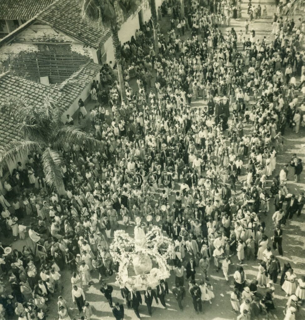 2-30 p.m. Procesión por las calles de Caloto La Niña María representa una continuidad de significados culturales y sociales para la comunidad que son testimonio del devenir histórico de la región.