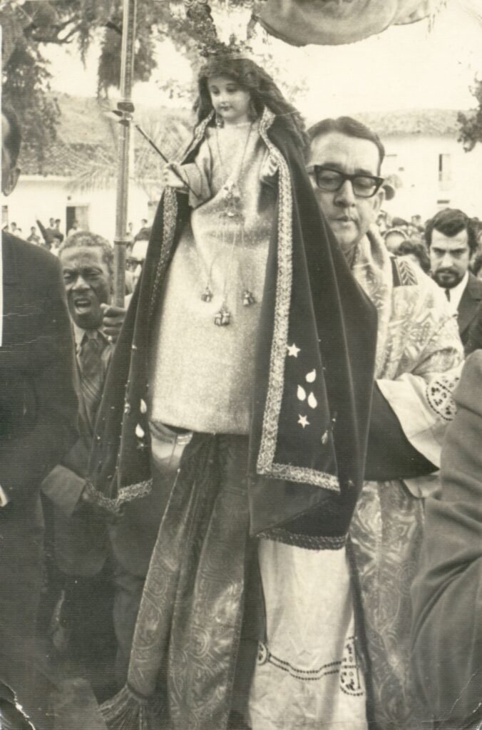 Festividades de la Niña María y el padre Marín Recordado en la población por su trabajo y labor espiritual, Monseñor Gersaín Marín Molano, párroco caloteño, cuido con celo la tradición de estas y otras fiestas de la parroquia. El padre Marín como era conocido, fue durante cuatro años (48 al 52) el rector de los destinos espirituales de su población. Su presencia en 1957 fue para las fiestas de la Niña María y la vida espiritual de Caloto una permanente resonancia espiritual.